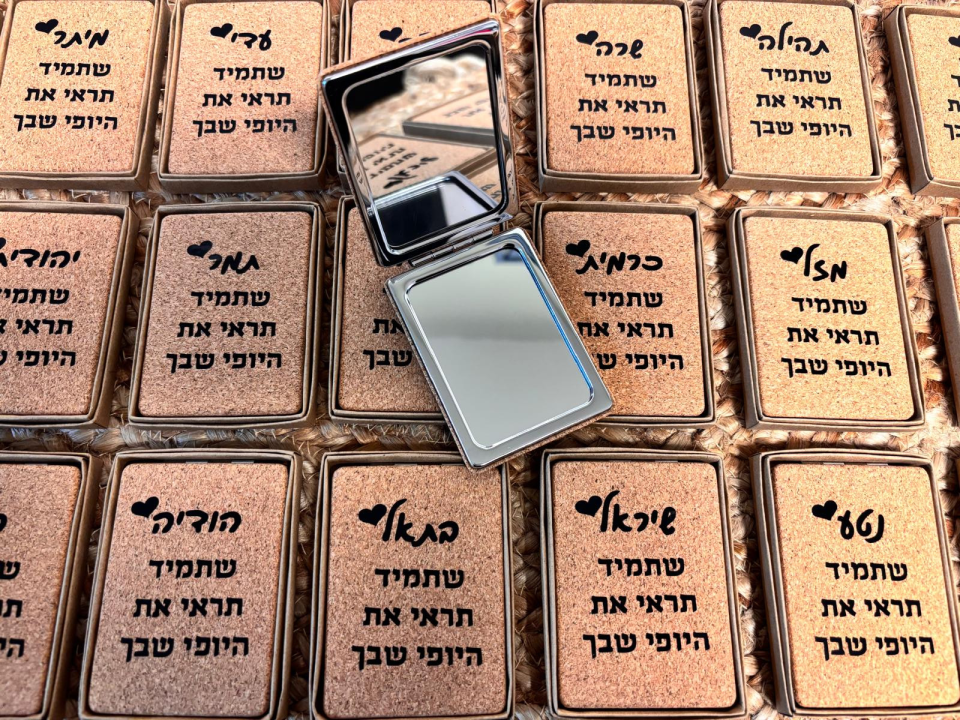 מראת שעם ממותגת