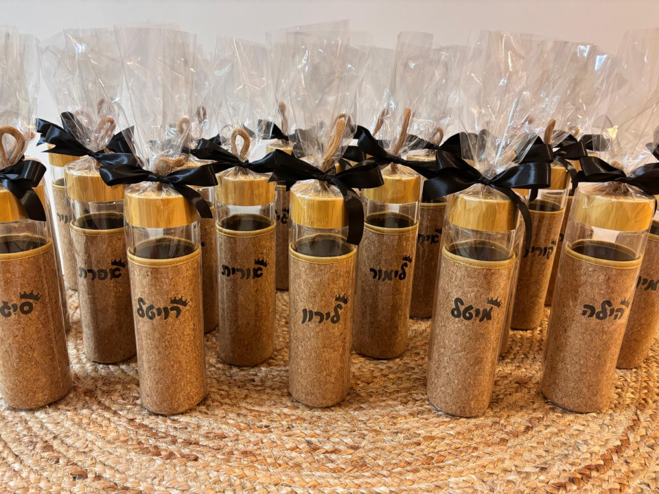 בקבוק זכוכית עם כיסוי שעם