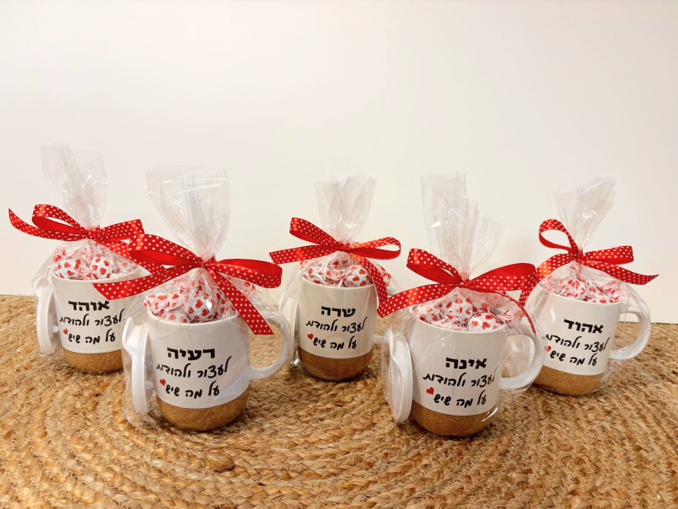 ספל קרמיקה ממותג עם תחתית שעם